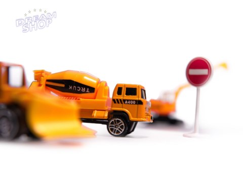 Samolot transporter z autami maszyny budowlane bok Samolot transporter z autami maszyny budowlane bok