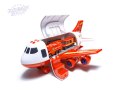 Samolot transporter z autami straż pożarna bok