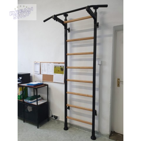 Rozporowa drabinka gimnastyczna drewniano metalowa z metalowym drążkiem w kolorze dębu BenchK 511 Rozporowa drabinka gimnastyczna drewniano metalowa z metalowym drążkiem w kolorze dębu BenchK 511