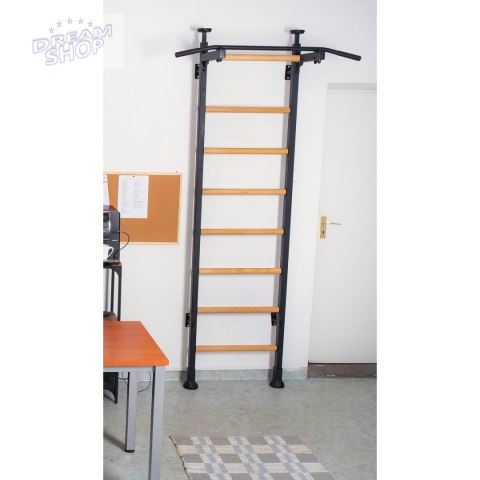 Rozporowa drabinka gimnastyczna drewniano metalowa z metalowym drążkiem w kolorze dębu BenchK 511 Rozporowa drabinka gimnastyczna drewniano metalowa z metalowym drążkiem w kolorze dębu BenchK 511