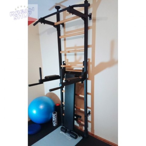 Rozporowa drabinka gimnastyczna z metalowym drążkiem poręczą i ławką kolor dębu BenchK 513 Rozporowa drabinka gimnastyczna z metalowym drążkiem poręczą i ławką kolor dębu BenchK 513