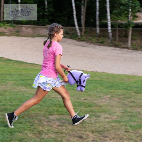 Hobby Horse Skippi A5 - koń na kiju - lawendowy fioletowy - kantar i wodze Hobby Horse Skippi A5 - koń na kiju - lawendowy fioletowy - kantar i wodze