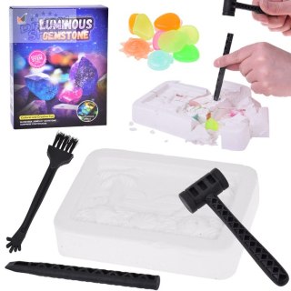 Mały archeolog wykopaliska kamienie fluorescencyjne szukanie skarbu ZA5595