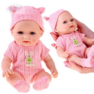 Urocza lalka BOBAS 26 cm - lekka i ruchoma w śpioszkach z czapeczką ZA5831