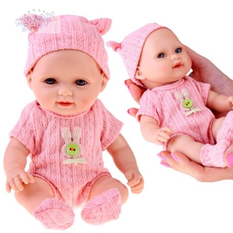 Urocza lalka BOBAS 26 cm - lekka i ruchoma w śpioszkach z czapeczką ZA5831