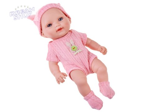 Urocza lalka BOBAS 26 cm - lekka i ruchoma w śpioszkach z czapeczką ZA5831