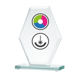 Trofeum szklane z nadrukiem kolorowym LuxorJet, grawerowaniem oraz wypełnieniem farbą