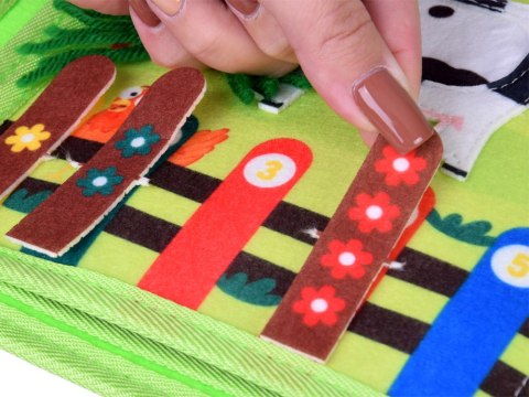 Filcowa książeczka manipulacyjna FARMA okienka naklejki na rzepy ZA6025