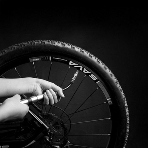 WILDMAN ręczna pompka rowerowa GK1 czarna