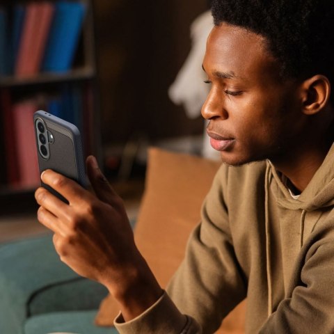 Etui na Samsung A37 5G Spigen Rugged Armor czarny